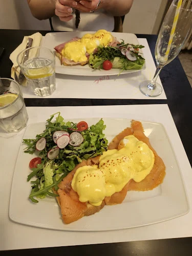 Brunch tanjur s jajima i holandez umakom