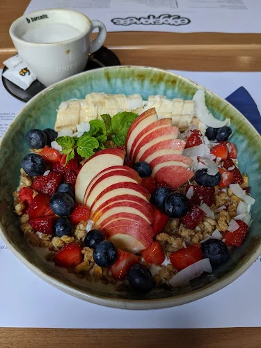 Granola sa svježim voćem